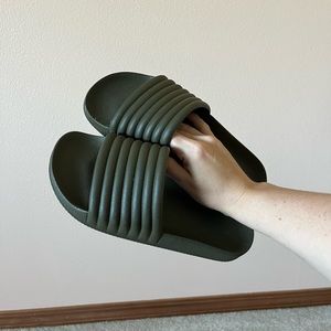 NWOT Girlfriend Collective 🌱 The Reslide Flip Flop Sandals 🌱